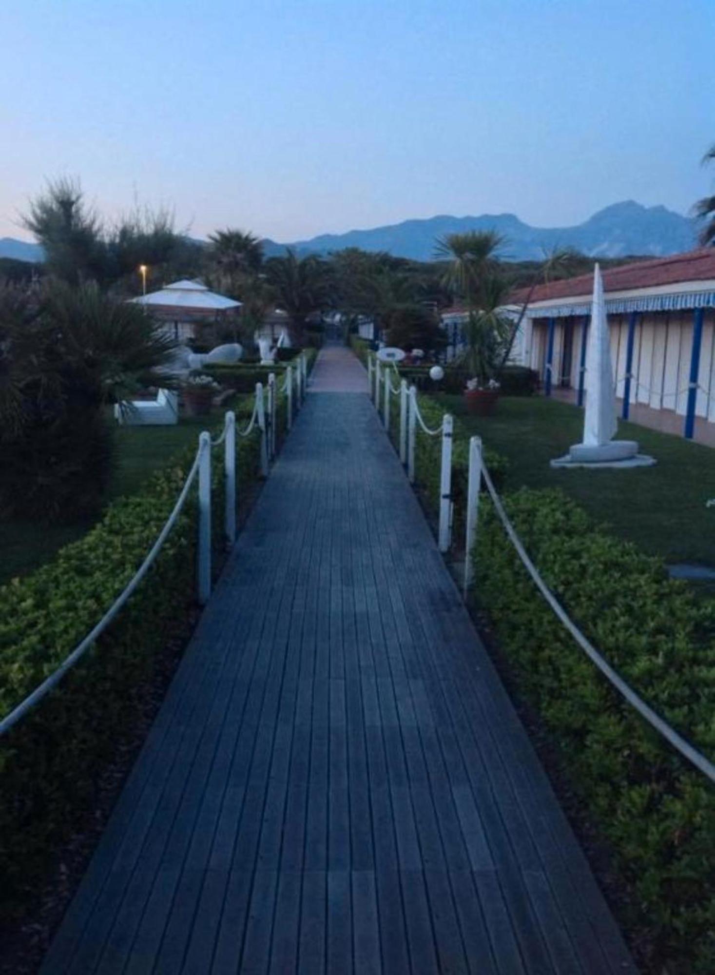 Bed And Breakfast Bagno Venezia Marina Di Carrara Exterior photo